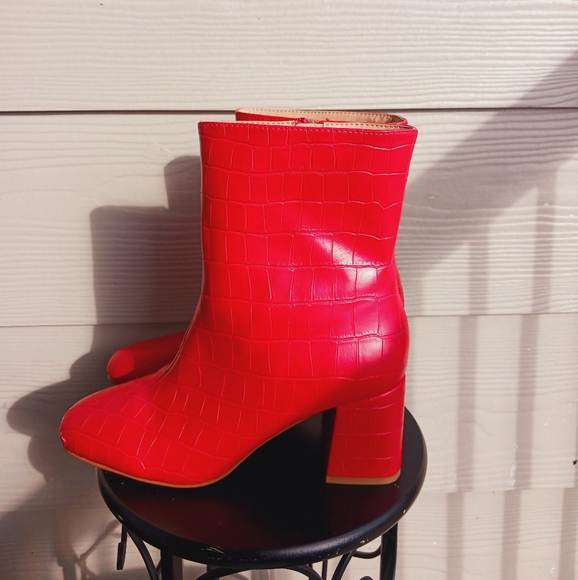 Red textured ankle boots - Picture 5 of 6